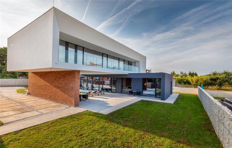 4 Bedroom Villa with Heated Pool in Lisnjan near Pula, Istria, Sleeps 8
