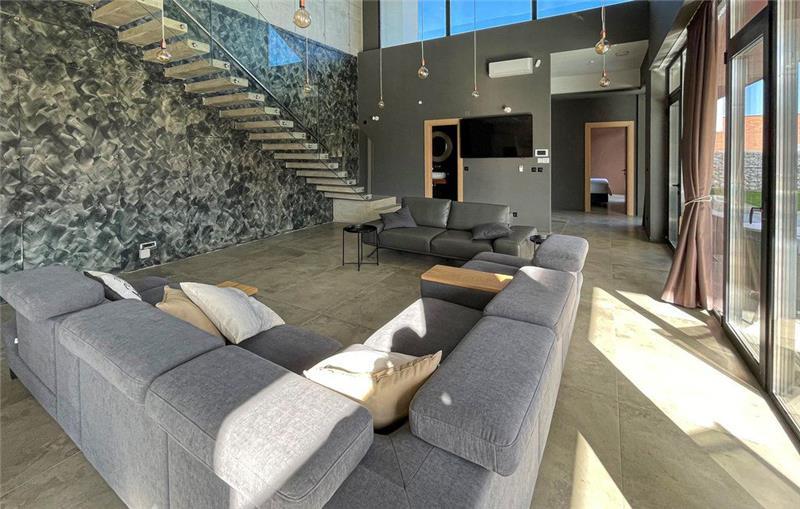 4 Bedroom Villa with Heated Pool in Lisnjan near Pula, Istria, Sleeps 8