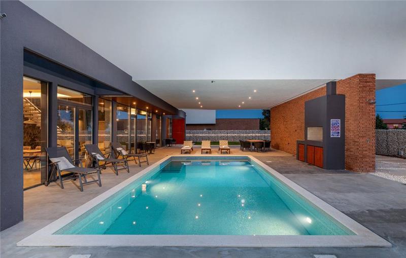 4 Bedroom Villa with Heated Pool in Lisnjan near Pula, Istria, Sleeps 8