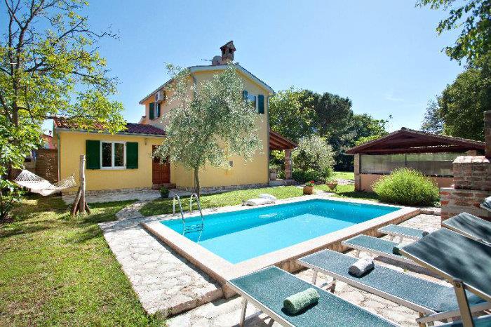 2 x 2 Bedroom Villas with Pools Near Umag, Sleeps 7