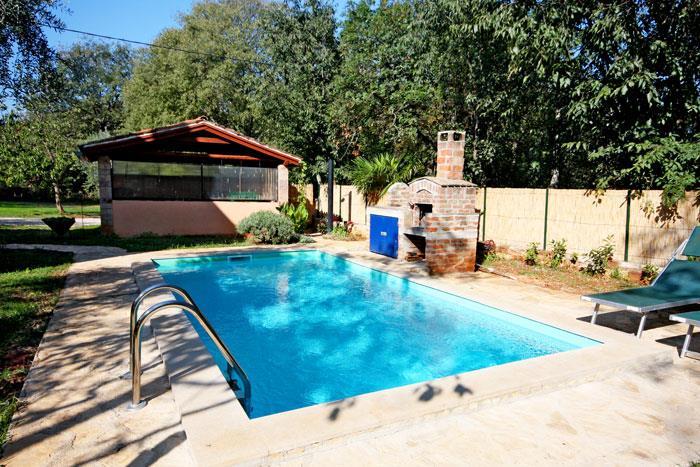 2 x 2 Bedroom Villas with Pools Near Umag, Sleeps 7