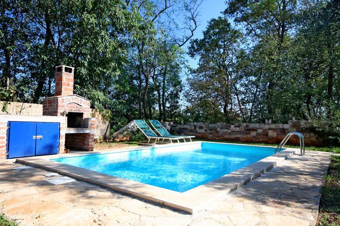 2 x 2 Bedroom Villas with Pools Near Umag, Sleeps 7