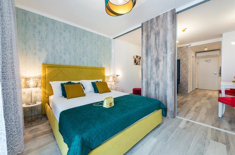 Luxury Studio Apartment with Free Parking in Gruz-Lapad, Dubrovnik City sleeps 2
