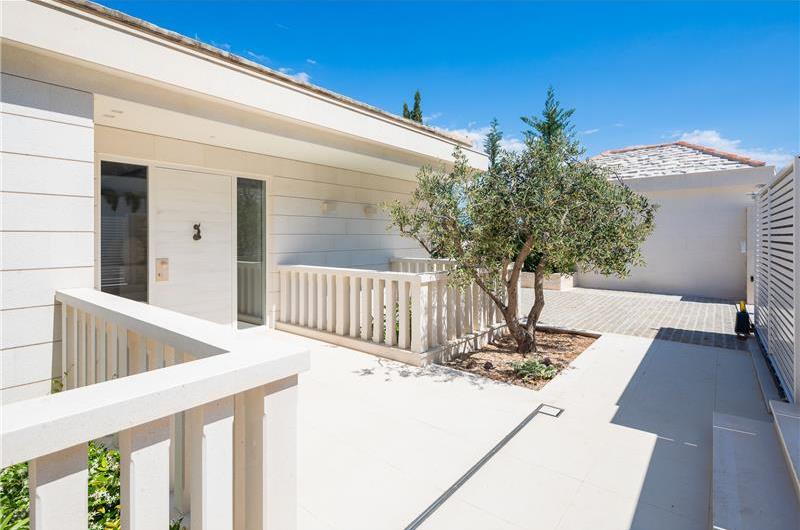 Luxury 6 Bedroom Brac Island Beach Front Villa With Heated Infinity Pool and lift near Sumartin sleeps 12