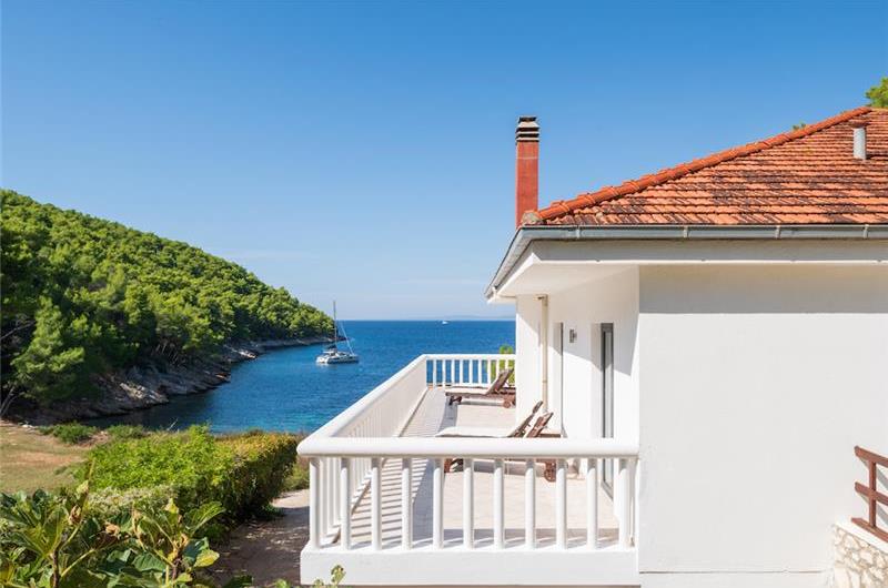 6 Bedroom villa with infinity pool set in a stunning bay near Hvar town on Hvar Island sleeps 10-12