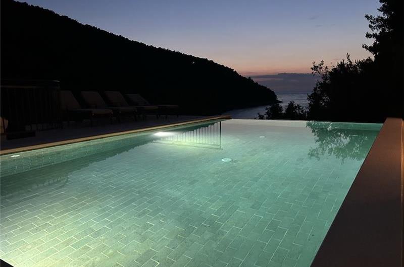 6 Bedroom villa with infinity pool set in a stunning bay near Hvar town on Hvar Island sleeps 10-12