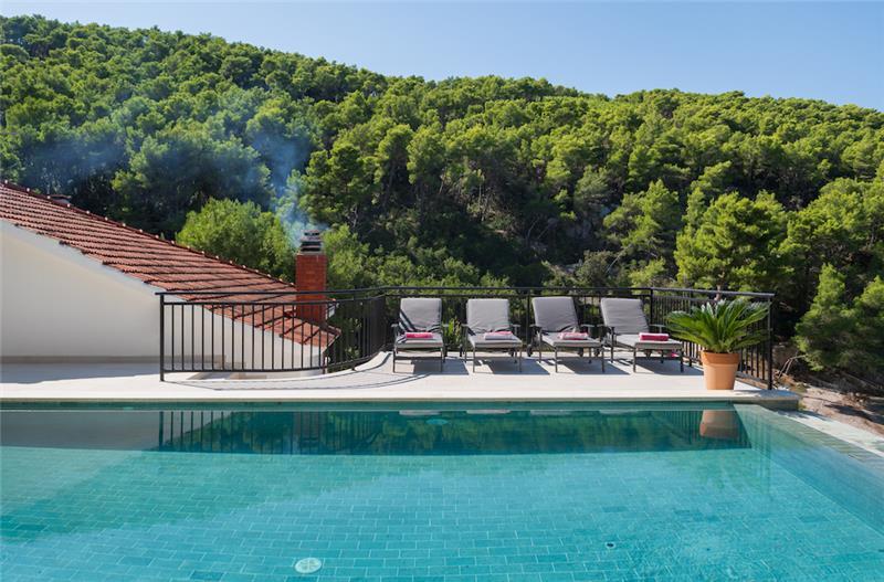 6 Bedroom villa with infinity pool set in a stunning bay near Hvar town on Hvar Island sleeps 10-12