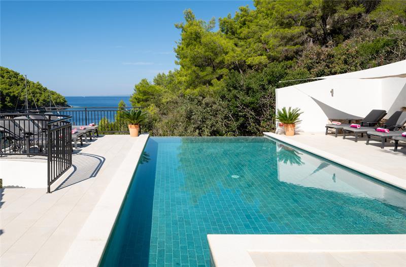 6 Bedroom villa with infinity pool set in a stunning bay near Hvar town on Hvar Island sleeps 10-12