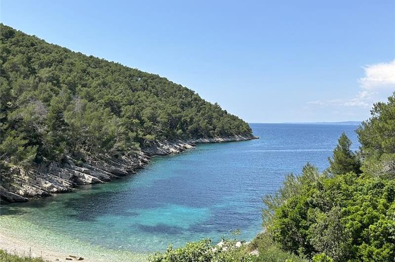 6 Bedroom villa with infinity pool set in a stunning bay near Hvar town on Hvar Island sleeps 10-12