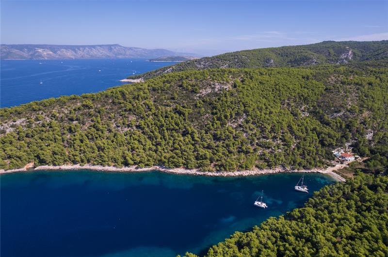 6 Bedroom villa with infinity pool set in a stunning bay near Hvar town on Hvar Island sleeps 10-12