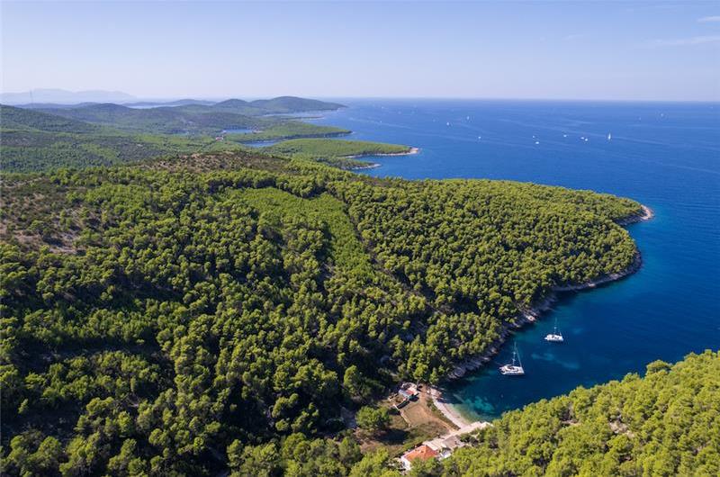 6 Bedroom villa with infinity pool set in a stunning bay near Hvar town on Hvar Island sleeps 10-12