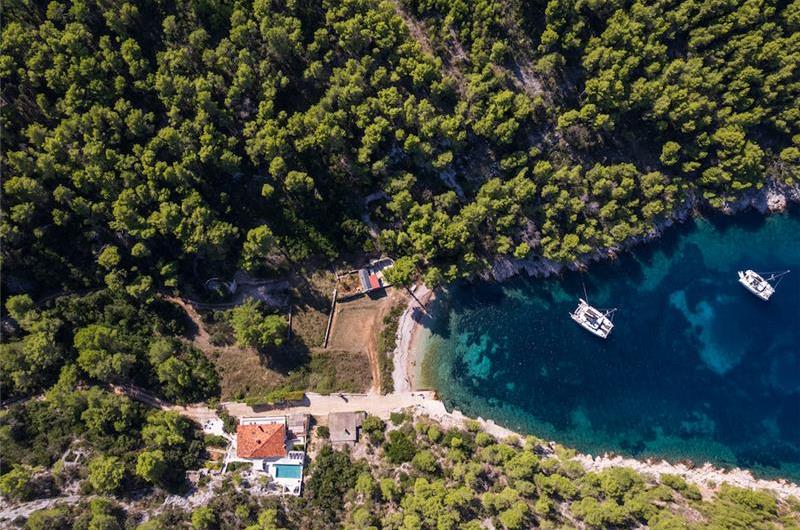 6 Bedroom villa with infinity pool set in a stunning bay near Hvar town on Hvar Island sleeps 10-12