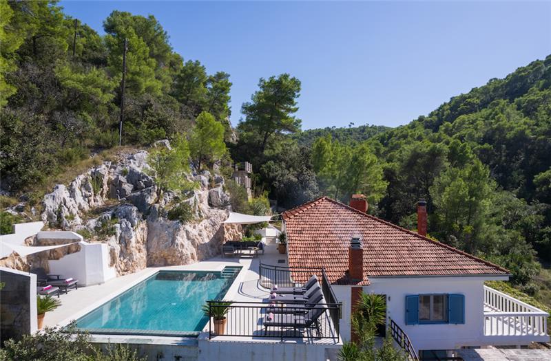 6 Bedroom villa with infinity pool set in a stunning bay near Hvar town on Hvar Island sleeps 10-12