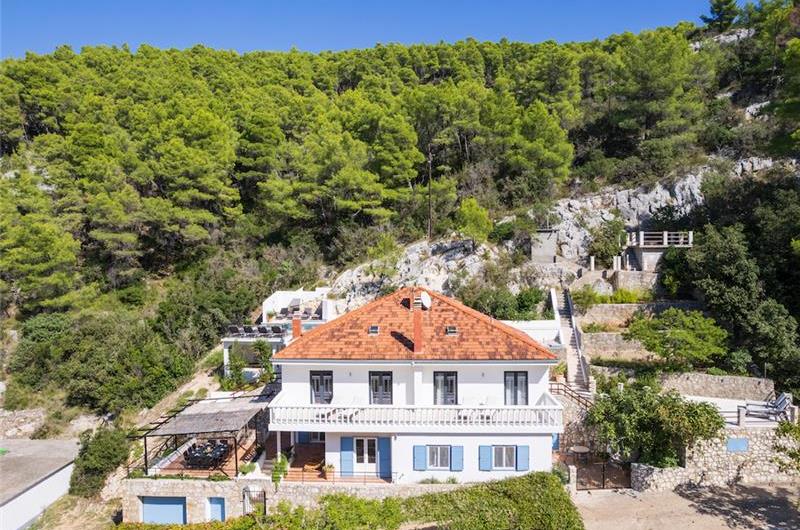 6 Bedroom villa with infinity pool set in a stunning bay near Hvar town on Hvar Island sleeps 10-12