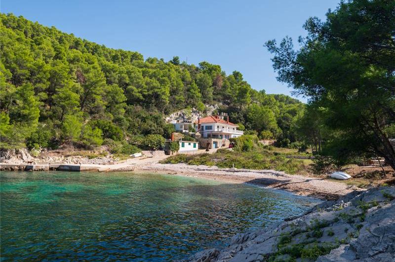 6 Bedroom villa with infinity pool set in a stunning bay near Hvar town on Hvar Island sleeps 10-12