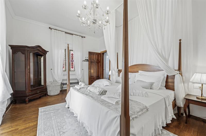 4-5 bedroom villa with Split City and Sea Views sleeps 8-10