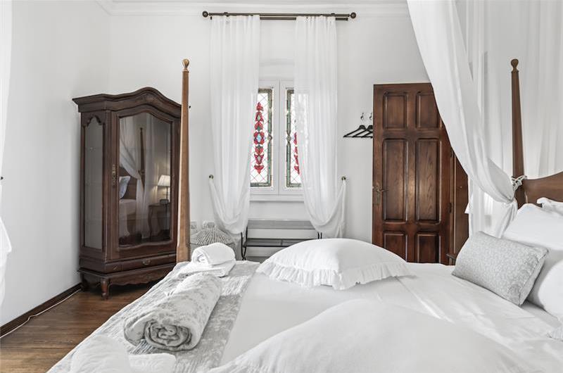 4-5 bedroom villa with Split City and Sea Views sleeps 8-10