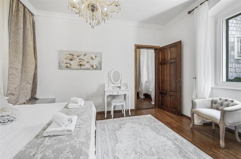 4-5 bedroom villa with Split City and Sea Views sleeps 8-10