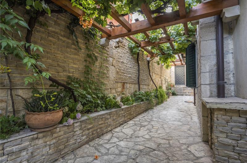 4-5 bedroom villa with Split City and Sea Views sleeps 8-10