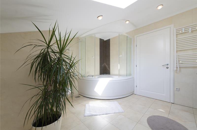 3-Bedroom villa with annex and pool in Mlini near Dubrovnik, Sleeps 8