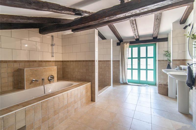 4-bedroom Villa with pool near Sveti Lovrec and Porec, Sleeps 10