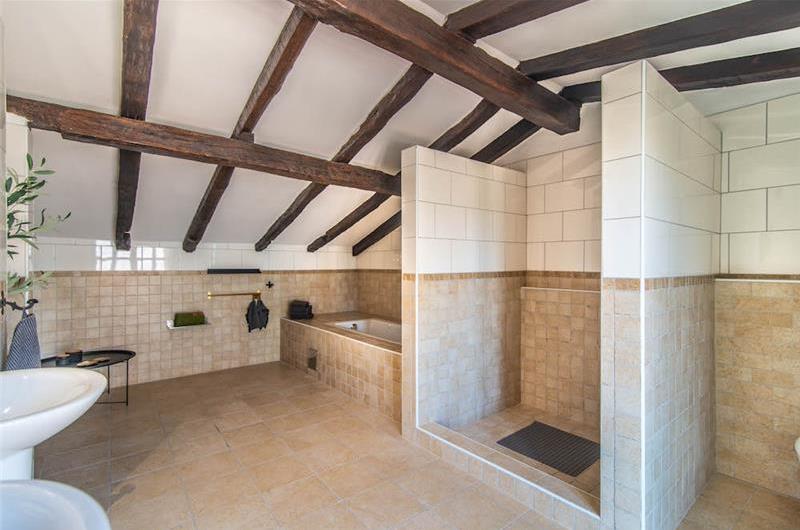 4-bedroom Villa with pool near Sveti Lovrec and Porec, Sleeps 10