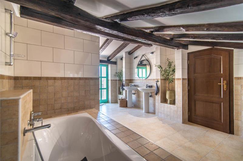 4-bedroom Villa with pool near Sveti Lovrec and Porec, Sleeps 10