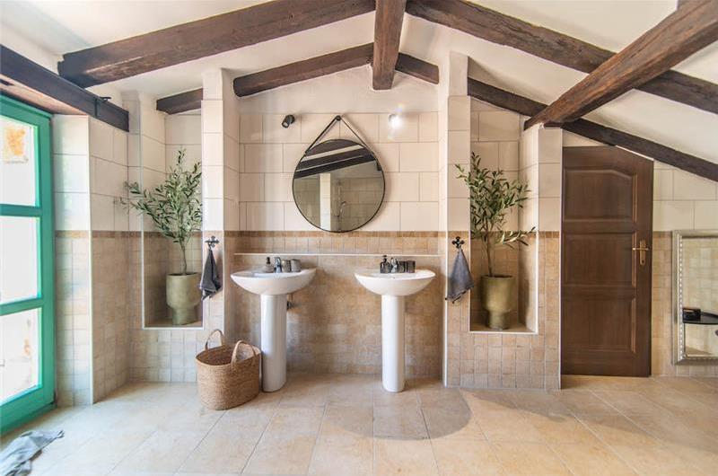 4-bedroom Villa with pool near Sveti Lovrec and Porec, Sleeps 10