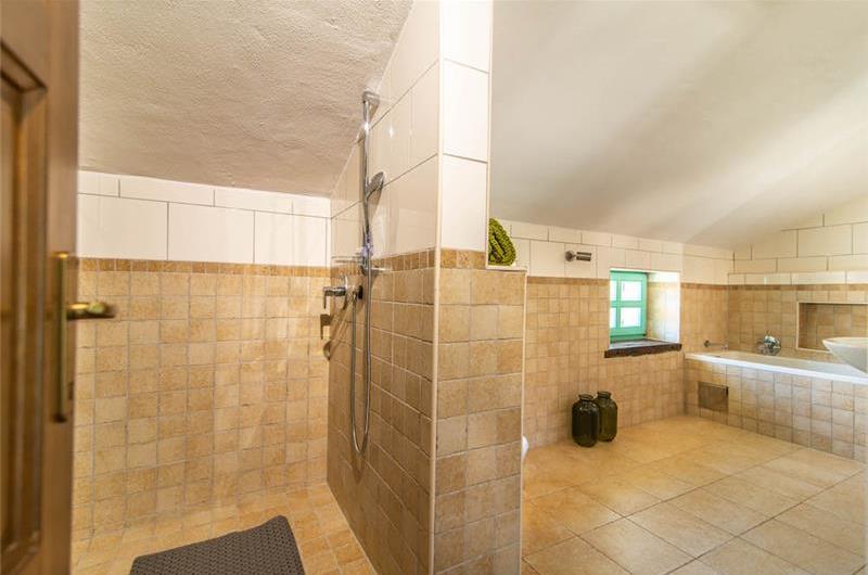 4-bedroom Villa with pool near Sveti Lovrec and Porec, Sleeps 10