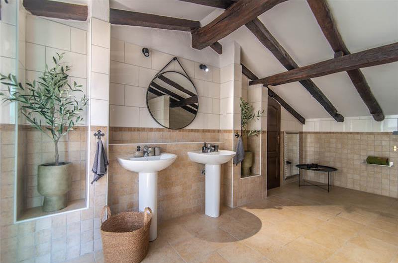 4-bedroom Villa with pool near Sveti Lovrec and Porec, Sleeps 10