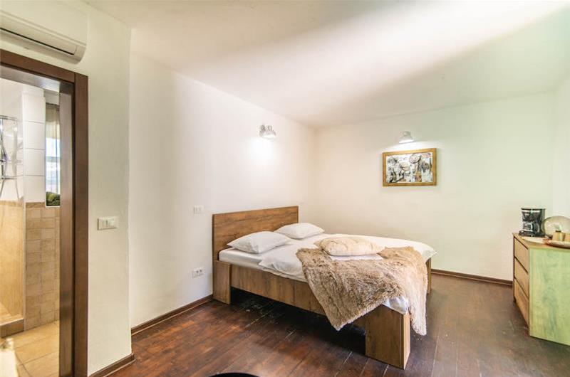 4-bedroom Villa with pool near Sveti Lovrec and Porec, Sleeps 10