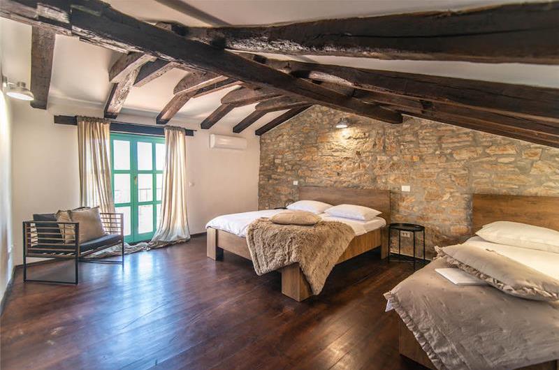 4-bedroom Villa with pool near Sveti Lovrec and Porec, Sleeps 10