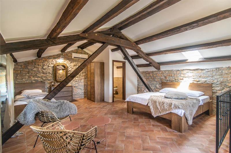 4-bedroom Villa with pool near Sveti Lovrec and Porec, Sleeps 10