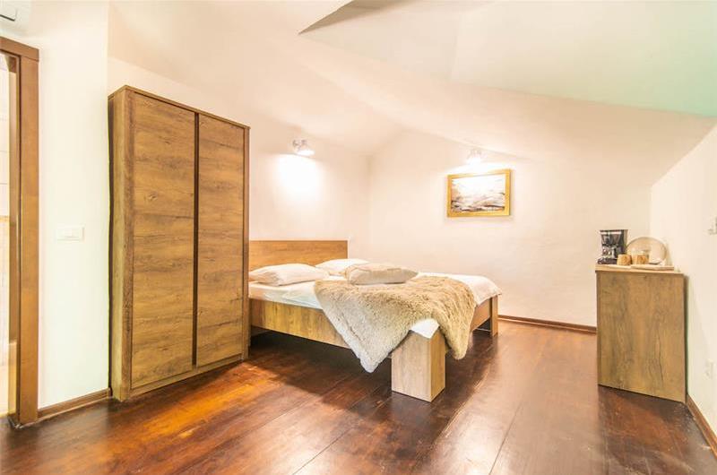 4-bedroom Villa with pool near Sveti Lovrec and Porec, Sleeps 10