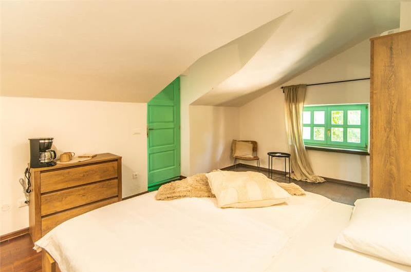 4-bedroom Villa with pool near Sveti Lovrec and Porec, Sleeps 10