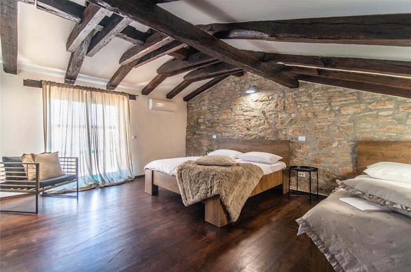 4-bedroom Villa with pool near Sveti Lovrec and Porec, Sleeps 10