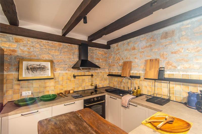 4-bedroom Villa with pool near Sveti Lovrec and Porec, Sleeps 10