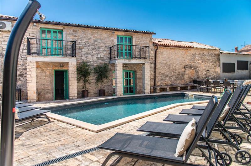 4-bedroom Villa with pool near Sveti Lovrec and Porec, Sleeps 10