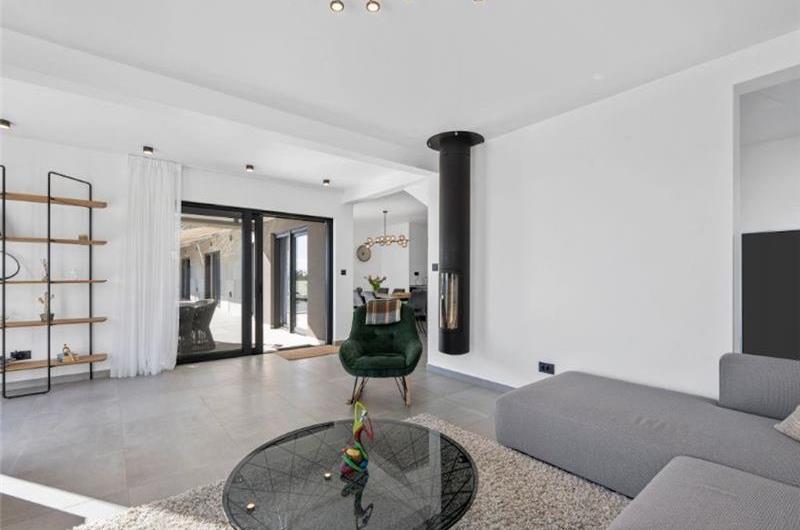 4-Bedroom Villa with heated pool and sea view, near Podstrana, sleeps 8