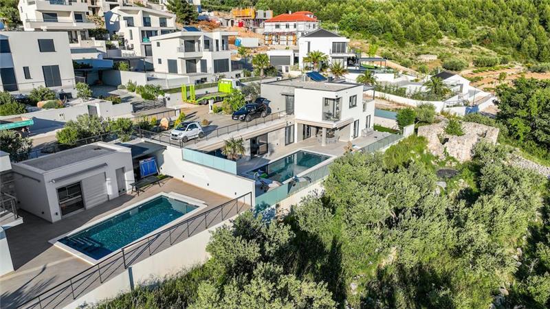 4-Bedroom Villa with heated pool and sea view, near Podstrana, sleeps 8