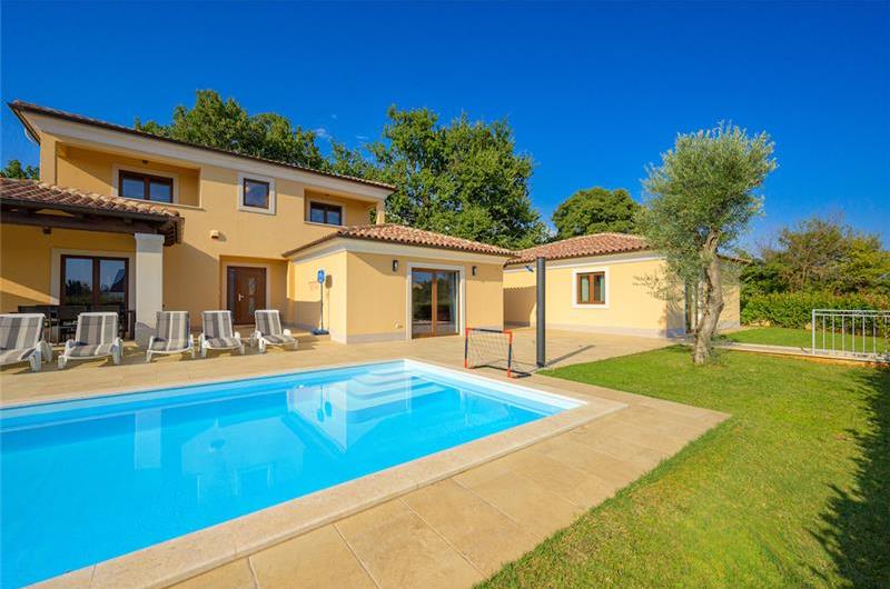 4 bedroom villa bedroom with pool, Svetvinčenat, Istria, sleeps 8