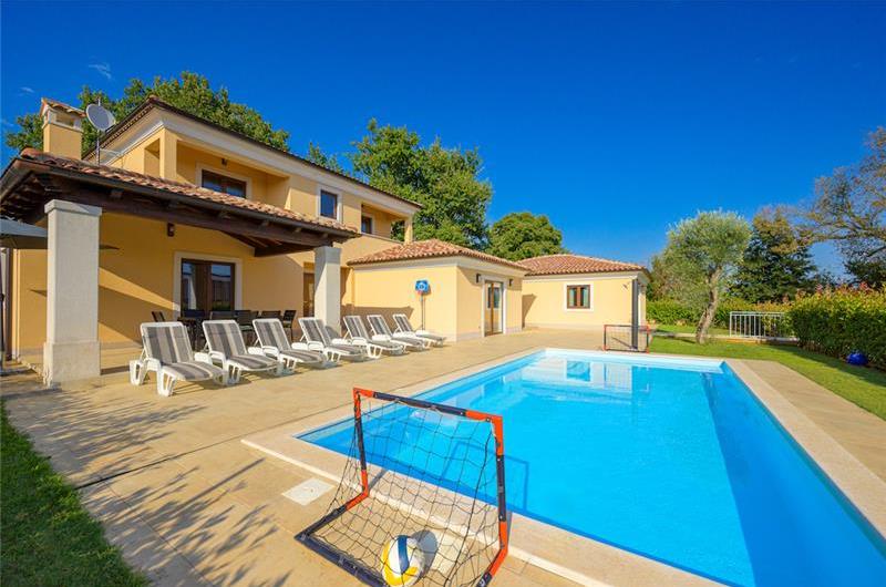 4 bedroom villa bedroom with pool, Svetvinčenat, Istria, sleeps 8