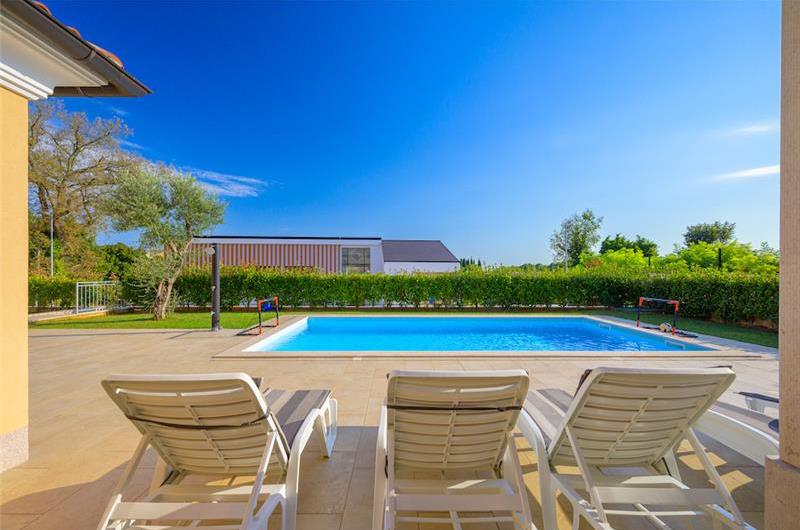 4 bedroom villa bedroom with pool, Svetvinčenat, Istria, sleeps 8