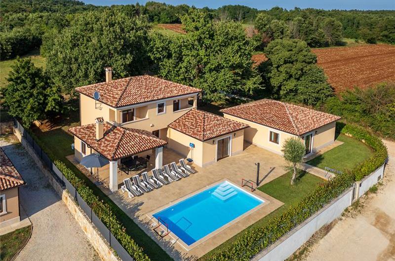 4 bedroom villa bedroom with pool, Svetvinčenat, Istria, sleeps 8