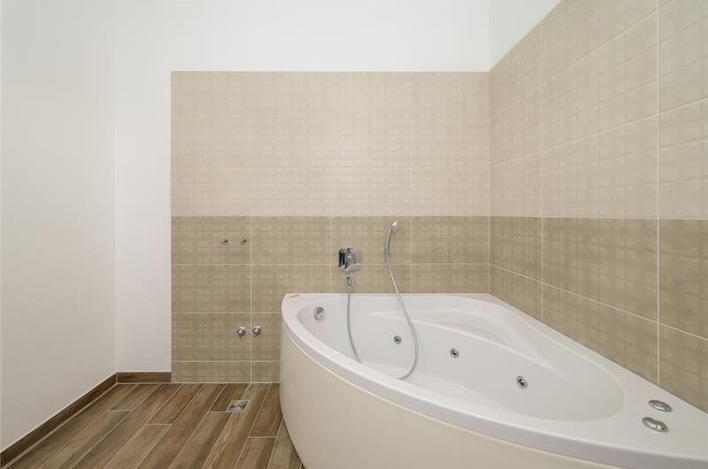 4 bedroom villa bedroom with pool, Svetvinčenat, Istria, sleeps 8