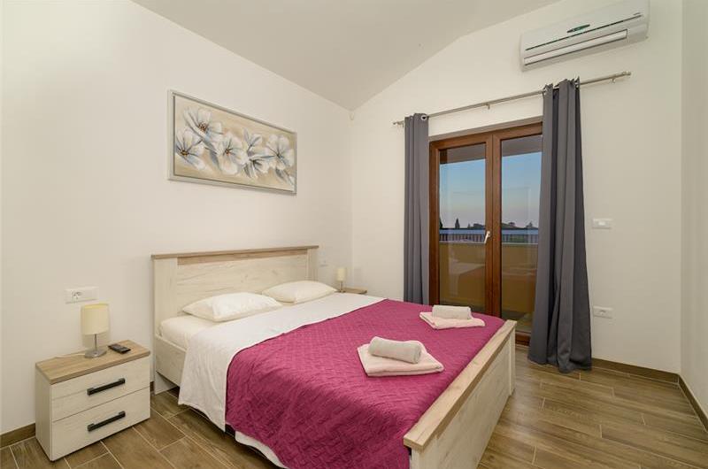 4 bedroom villa bedroom with pool, Svetvinčenat, Istria, sleeps 8