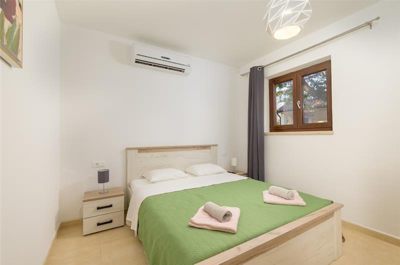 4 bedroom villa bedroom with pool, Svetvinčenat, Istria, sleeps 8