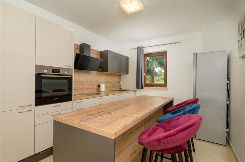 4 bedroom villa bedroom with pool, Svetvinčenat, Istria, sleeps 8