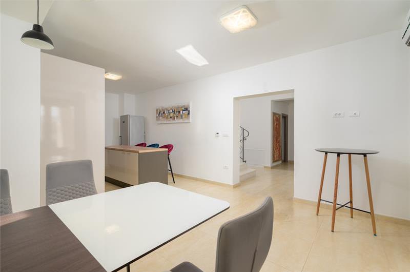 4 bedroom villa bedroom with pool, Svetvinčenat, Istria, sleeps 8