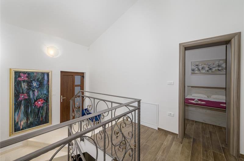 4 bedroom villa bedroom with pool, Svetvinčenat, Istria, sleeps 8